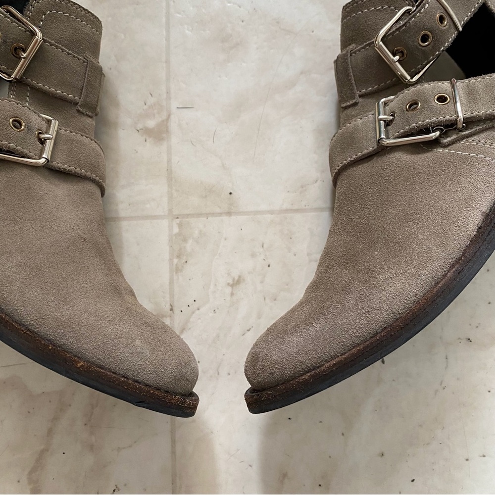 $895 Burberry Made in Italy Grey Suede Cut Out Buckle Moto Ankle Boots Size 6.5 - Picture 6 of 16